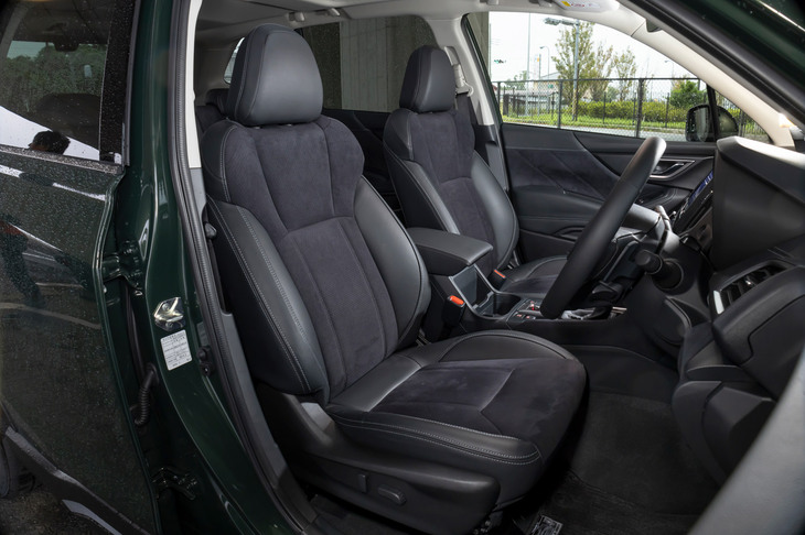 インテリアでは各所にスエード調素材を採用。シート表皮はスエード調素材と本革の組み合わせとなっている。（写真：郡大二郎）