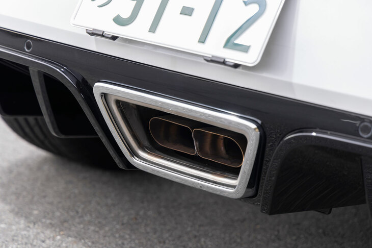 控えめながらもすごみの効いたサウンドを奏でるスポーツエキゾースト。内部のアクティブバルブが開くと流動抵抗が小さくなり、刺激的なエキゾーストとともにエンジンのパフォーマンスが解放される。