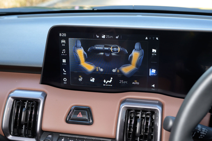 フルオートエアコンや前席シートヒーター、ステアリングヒーターの操作は、すべて10.1インチのセンターディスプレイに統合。空調は物理スイッチでも操作できる。