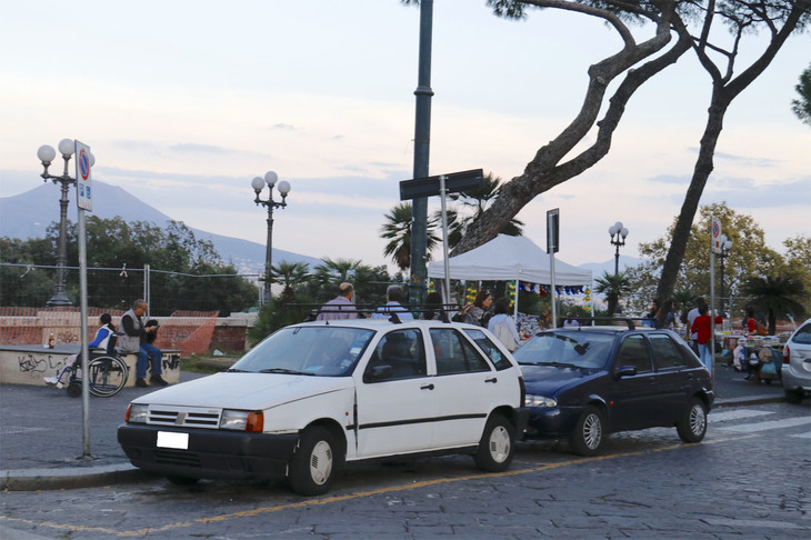 初代「フィアット・ティーポ」と3代目「フォード・フィエスタ」。いずれも最低でも車齢23年である。ナポリで2018年に撮影。