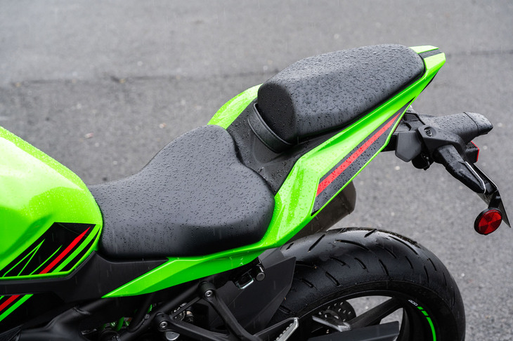 シート高は800mm。車体の張り出しやペダル類の突出も気にならず、フルカウルのスーパースポーツとしては足つき性は良好だ。