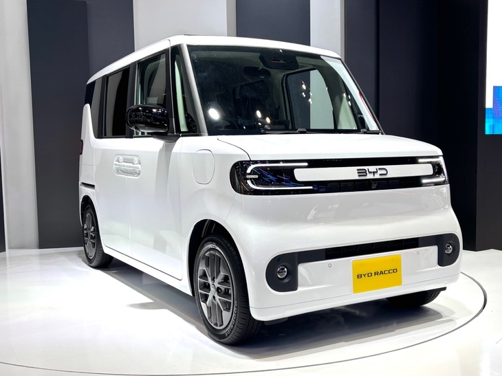 ジャパンモビリティショー2025でお披露目された「BYDラッコ」。日本の軽自動車規格に合わせて開発された日本専用のガイシャだ。