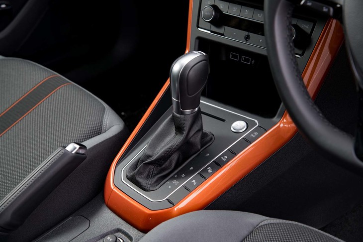 トランスミッションは7段のデュアルクラッチ式AT「DSG」を採用。「GTI」と同様、ステアリングホイールにはシフトパドルが装着される。