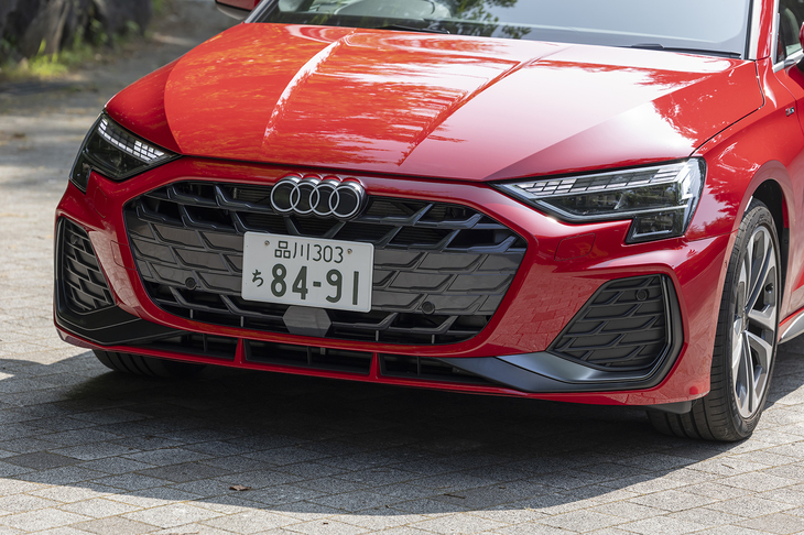 最新モデルではグリルを囲んでいたシルバーのフレームがなくなり、よりソリッドな造形に。左右のエアインテークをつなぐかのようにグリルの下にも横長の穴が開いている。