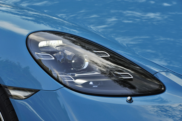 新デザインのバイキセノンヘッドランプ。LEDデイタイムランニングライトが備わる。