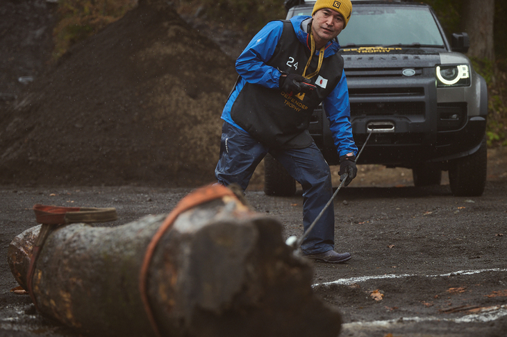 オフロード走行に挑もうとする「ディフェンダー」。スタートゲートには大きな丸太が置かれており、まずはこれをウインチで撤去しなければならない。