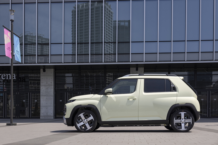 韓国の「軽車」規格をベースとするボディーサイズは全長×全幅×全高＝3830×1610×1615mm。「ジムニー ノマド」よりも若干長く若干細身なスタイルだ。