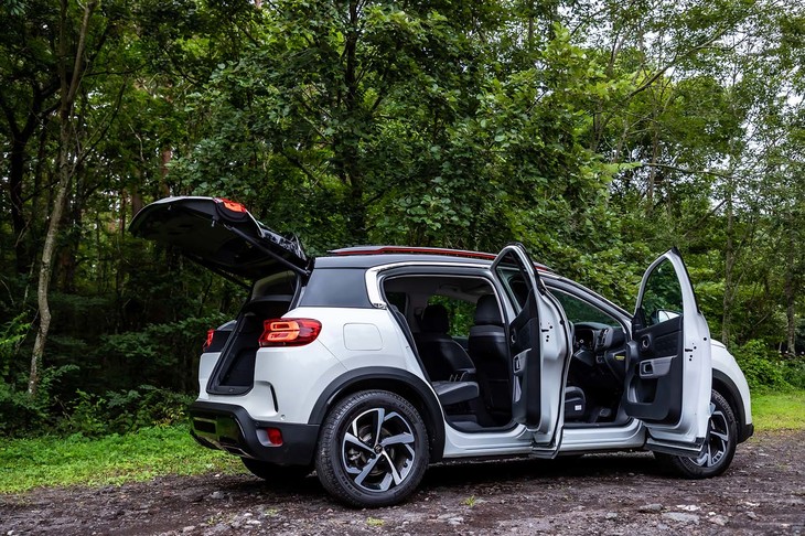 ボディーサイズは全長×全幅×全高＝4500×1850×1710mmで、
	ホイールベースは2730mm。ホイールベースが同一の「DS 7クロスバック」に近いサイズ感だ。