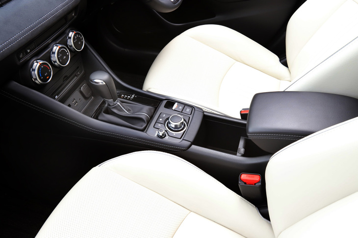 従来モデルからデザインが一新されたセンターコンソール。アームレストの下には、カップホルダー（2本分）や小物入れとして使える、仕切り板付きの収納ボックスが備わっている。