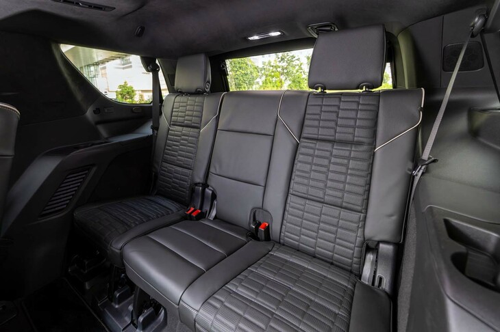 3列目シートは6：4の分割可倒式で、荷室のスイッチでパワーフォールディングが可能。オーディオ機器を利用した「車内コミュニケーションシステム」により、離れた席とも会話ができる。