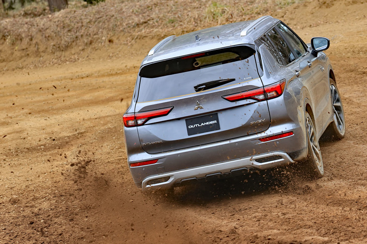 ダートコースでは、主に低μ路でも高いトラクション性能を発揮する「GRAVEL」と、タイヤの空転を容認して泥濘（でいねい）路での走破性を高める「MUD」モードを試した。