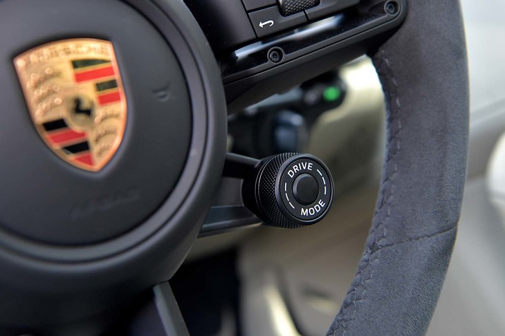 走行モードのセレクターはダイヤル式。ステアリングホイールのセンター右下にレイアウトされている。センターコンソールのモニター上でも変更可能。