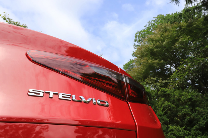 「ステルヴィオ」という車名は、48ものヘアピンカーブからなるアルプスのワインディングロード、ステルヴィオ峠に由来する。ハンドリングマシンである同車のキャラクターを、よく表した車名である。