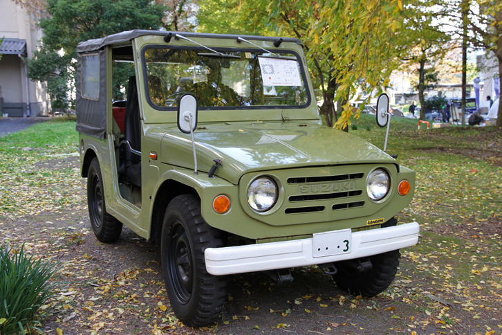 1970年にデビューした「スズキ・ジムニーLJ10」。小型軽量さを生かした悪路踏破性と機動性の高さでブランドを確立したジムニーの原点。空冷2ストローク2気筒359ccエンジンを搭載。
