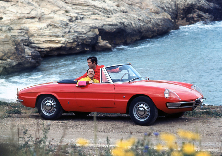 「アルファ・ロメオ・スパイダー」。1966年にデビューした初期型のエンジンは1.6リッター直4 DOHCだったが、これは1.8リッターに拡大された1968～1969年のモデル。