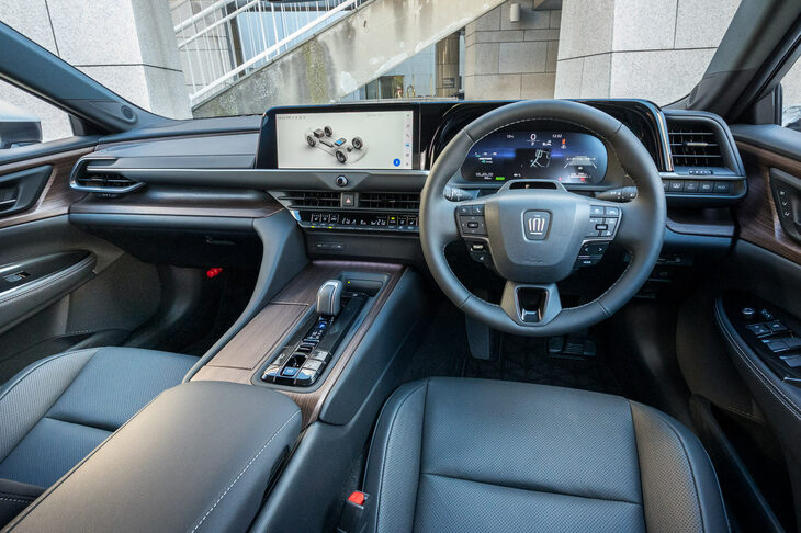 インテリアでは、厚さを抑えた横基調のダッシュボードと、太くて嵩（かさ）のあるセンターコンソールが織りなす“T字”のレイアウトが特徴。3ゾーンオートエアコンにプレミアムオーディオ等々、快適装備は非常に充実している。（写真：向後一宏）