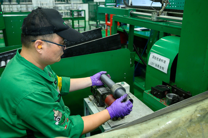 クリーンルームピストンロッドは入念な品質管理のもとに生産され、最終的に陽圧管理されたクリーンルームで組み立てられる。