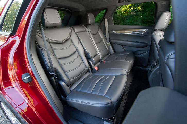 リアシートには4：2：4の3分割可倒機構やリクライニングに加え、スライド調整機構も備わっている。