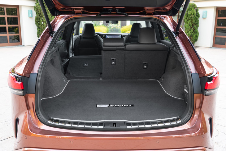 9.5インチのゴルフバッグが4つ収納できる荷室。3分割式の後席を倒すことで荷物に合わせたアレンジが可能。