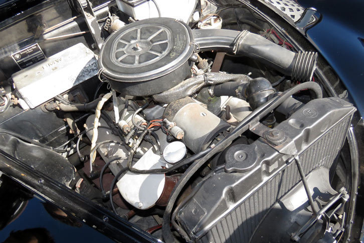 
	「3200S」に搭載される3.2リッターV8エンジン。いまや懐かしい“お弁当箱形”のエアクリボックスには、日本語で取扱注意のただし書きが書かれていた。細淵氏いわく、「日本の環境でも問題なく走れるよう、当時の販売店がこしらえたもの」だとか。
	