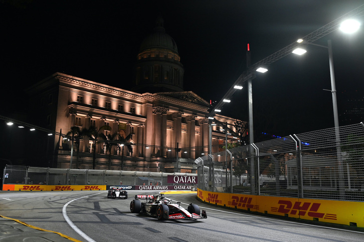 ハースのケビン・マグヌッセン（写真前）が10位に入り1点を獲得。ハース勢は、2022年オーストリアGP以来となる2位台そろっての予選トップ10入りを果たし、マグヌッセン6位、ニコ・ヒュルケンベルグは9位。レースペースが決して良くないマシンで臨んだ決勝では、抜きにくいサーキットでマグヌッセンがしぶとくポイント圏内にしがみつき入賞でレースを終えた。マグヌッセンにとっては今季3回目の10位で、いずれもストリートコースでポイントを手にしていることになる。ヒュルケンベルグは13位完走。チームは12点を獲得しコンストラクターズランキング7位。8位につけるアルファ・ロメオとの差はたった2点である。（Photo=Haas）