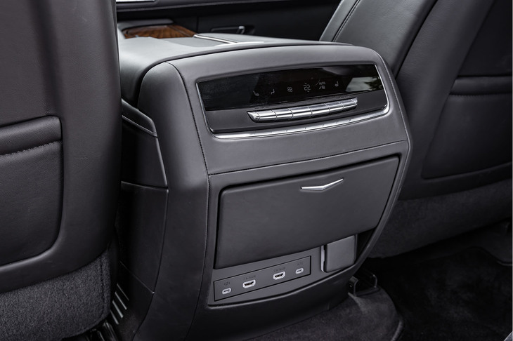 フロントセンターコンソールの背面には、後席用エアコンや2列目シートヒーターのコントローラーを配置。下部には2つのUSB Type-Cポートや100V AC電源、リアエンターテインメントシステム用のHDMIソケットが備わっていた。