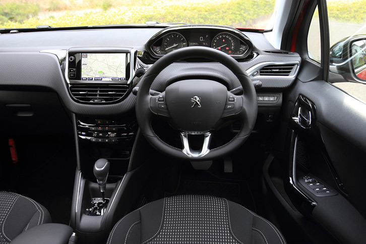最新のプジョー車に共通する特徴の「iコックピット」。メーターの表示は、小径ステアリングホイールの上から確認する。