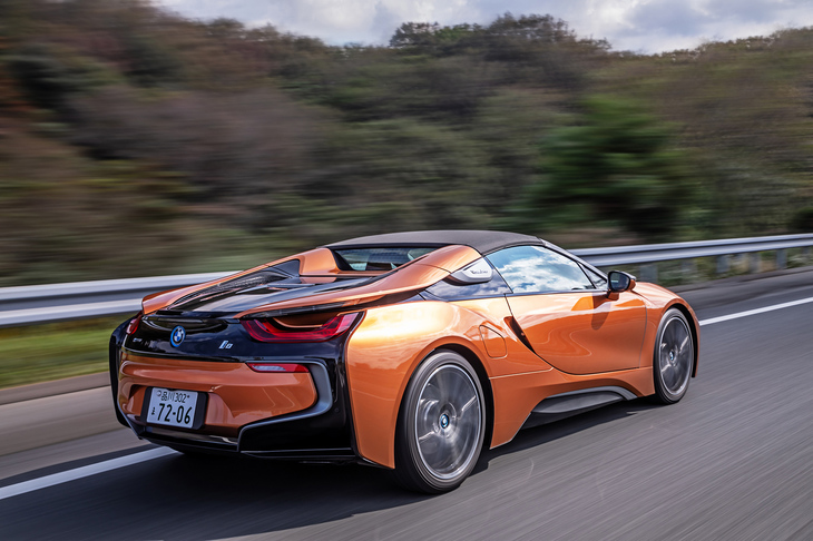 ファストバックデザインの「i8クーペ」に対して、トンネルバックスタイルのリアビューを持つ「i8ロードスター」。