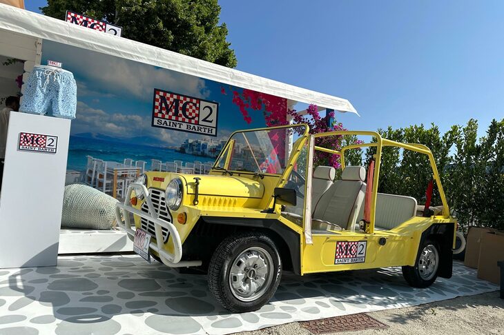 毎回、味のあるヒストリックカーを展示するビーチウエアの「MC2サンバース」。今回はオリジナル「Mini」の機構を流用したレジャーカー「Miniモーク」でリゾート感覚を盛り上げた。