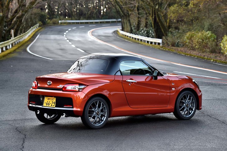 
	【ダイハツ・コペンGRスポーツのスペック】
	ボディーサイズ：全長×全幅×全高＝3395×1475×1280mm／ホイールベース：2230mm／車重：870kg／駆動方式：FF／エンジン：0.66リッター直3 DOHC 12バルブ ターボ／ トランスミッション：CVT／最高出力：64PS（47kW）/6400rpm／最大トルク：92N・m（9.4kgf・m）/3200rpm／タイヤ：（前）165/50R16 75V／（後）165/50R16 75V（ブリヂストン・ポテンザRE050A）／ 燃費：19.2km/リッター（WLTCモード）／ 価格：238万円

	
	【取材時の燃費データ】
	テスト距離： 224.8km（市街地1：高速道路8：山岳路1）／使用燃料：18.1リッター（レギュラーガソリン）／参考燃費：12.4km/リッター（満タン法）／15.5km/リッター（車載燃費計計測値）
	