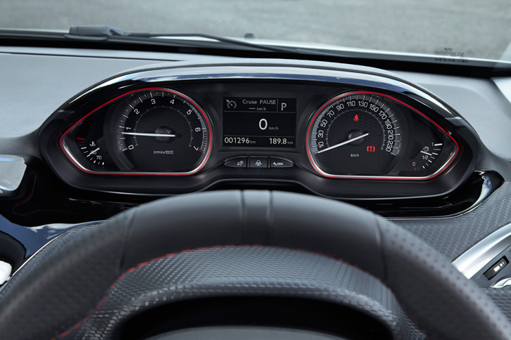 「i-Cockpit」とは、小径ステアリングホイールの上からメーターを視認するインターフェイスのレイアウトを貴重とした、インストゥルメントパネルまわりのデザインのこと。必要な情報を素早くドライバーに伝えるとともに、直感的な操作を可能にしているという。