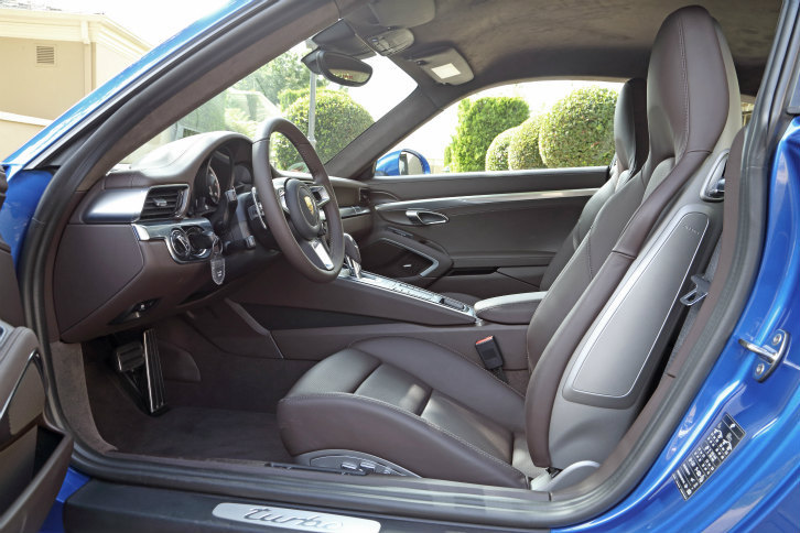「911ターボ」のフロントシート。深いサイドボルスターを持つ「スポーツシートプラス」を選択すると、シルバーグレー仕上げのバックレストシェルが付く。