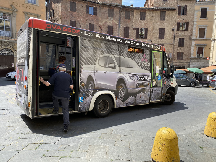 同じバス車両の車体右側だが、こちらは併売している三菱車の広告に充てられていた。