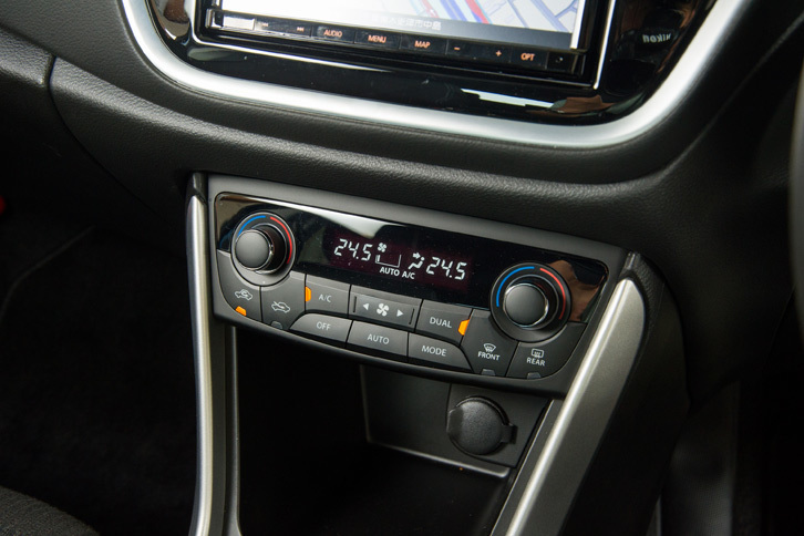 充実した装備も「SX4 Sクロス」の魅力のひとつ。エアコンはフルオート式で、運転席と助手席で個別に温度設定が可能。4WD車にはリアヒーターダクトも備わる。