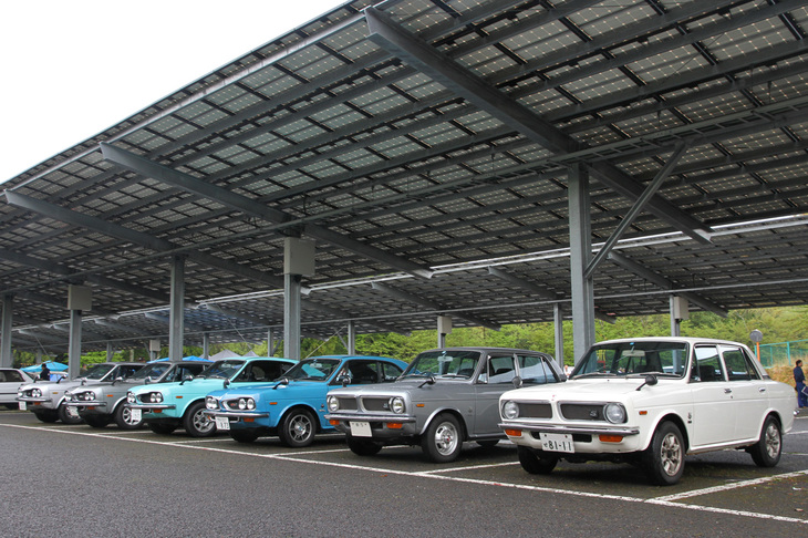 ズラリと並んだ「ホンダ1300」（H1300）シリーズ。この写真は閉会後に並べ直して撮ったもので、すでに1台のセダンが会場を後にしてしまっているが、参加はセダン3台、クーペ4台の計7台だった。1969年にホンダ初の実用的な小型乗用車として登場したH1300は、熱烈な空冷エンジン信奉者だった本田宗一郎の肝いりの二重空冷（DDAC：Duo Dyna Air Cooling systemの略）と呼ばれる特殊な空冷エンジンを搭載していた。