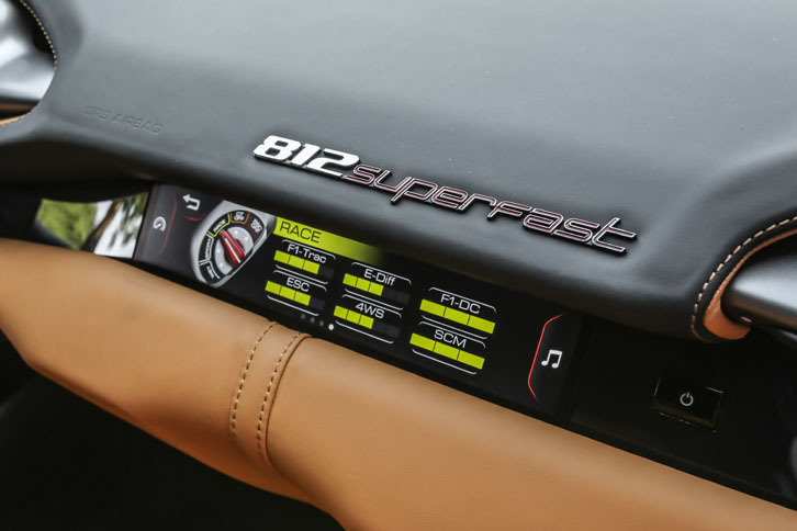 助手席前のパネルには8.8インチのフルカラータッチパネルが用いられている。表示内容はドライバー用のメーターや情報パネルと連動している。