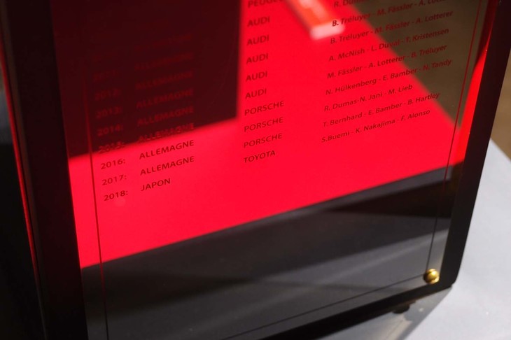 ルマン24時間レースの総合優勝トロフィーの台座。2018年の欄に、TOYOTAの名前が刻まれている。