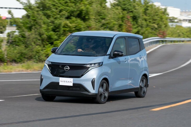 容量20kWhの駆動用リチウムイオンバッテリーを搭載。一充電走行距離は180kmと公表されている。