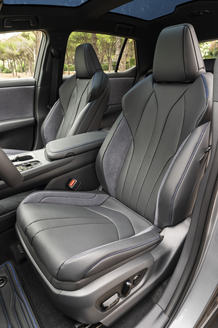 シート表皮はレザーとウルトラスエードの組み合わせ。“Fスポーツ”ではブルーのステッチがあしらわれる。