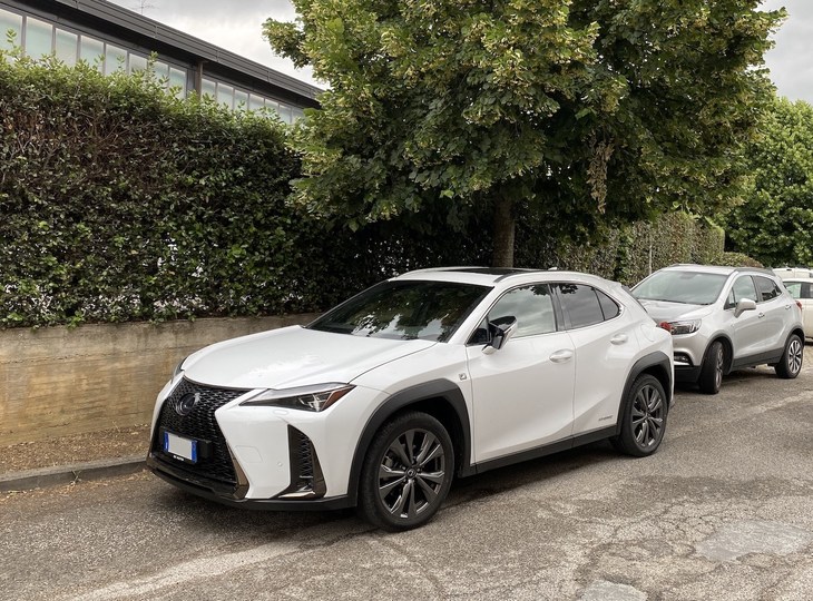 2020年6月、シエナの駐車場で。2019年のイタリアにおけるレクサスの登録台数は5826台。前年比46.57％増という飛躍的な伸びを示した。