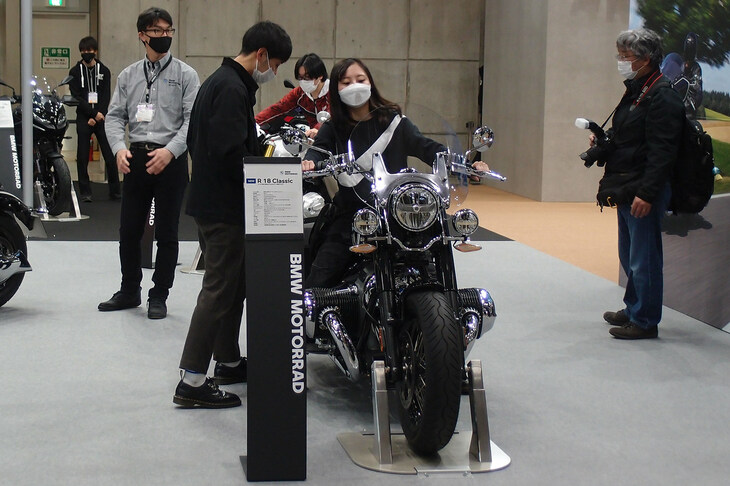 「BMW R18クラシック」にまたがる来場者。実物に触れられるというのは、リアルイベントならではのだいご味だ。