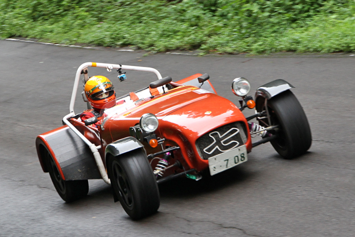 この日のトップタイムを記録し、Rクラス（スーパーセブン、フォーミュラなどが参加）で優勝した1996年「ケータハム・スーパーセブン」。湘南ヒストリックカークラブが主催する大磯ロングビーチのジムカーナの常勝マシンでもある。