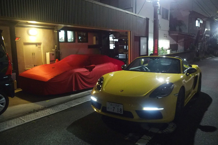 自宅ガレージのスッポン丸こと「フェラーリ328GTS」と「718ボクスターT」の2ショット。718ボクスターTの全長×全幅×全高は4379×1801×1276mmで、328GTSよりもほんのひとまわり大きいにすぎない。