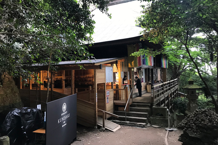 文殊仙寺は、648年に役之行者（えんのぎょうじゃ）によって開かれた天台宗の寺。日本三文殊随一の古刹（こさつ）として知られ、「三人寄れば文殊の知恵」の発祥地といわれる。