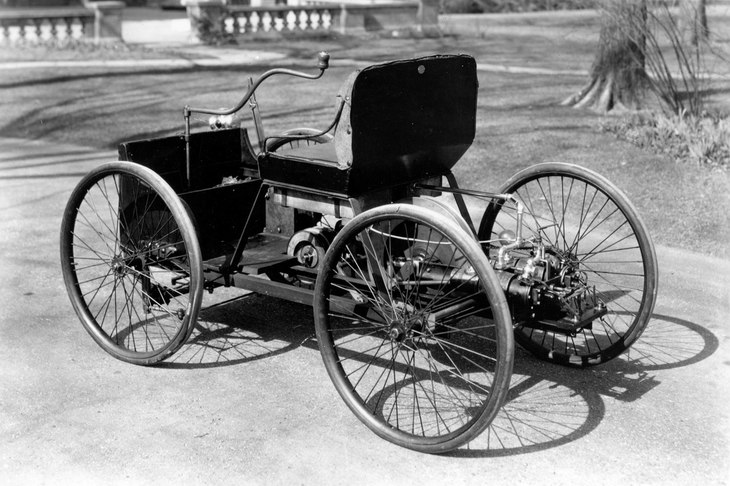 フォードは、エジソン電灯会社在職中の1896年にガソリン自動車を製作。1899年に最初の自動車会社を立ち上げるが、うまくはいかなかった。
