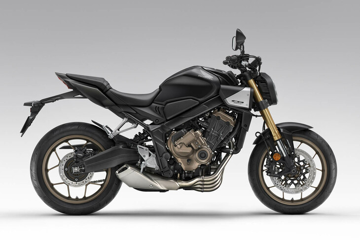 「CBR650R E-Clutch」とともに、初の「Honda E-Clutch」搭載車として2024年6月に発売された「CB650R E-Clutch」。108万9000円という価格は、Honda E-Clutch非搭載車に対して5万5000円高となっている。