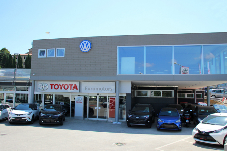 2017年7月。トヨタの代理店の上に2階部分が増設され、フォルクスワーゲンを扱うようになっていた。