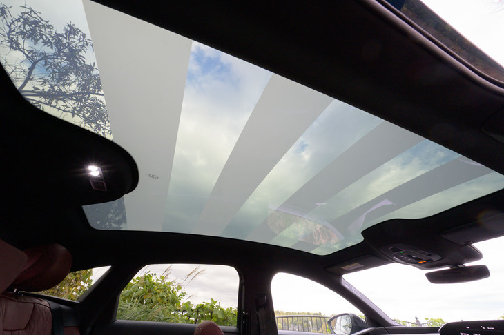 オプション装備の「スマートパノラマガラスルーフ」。透明度を変更できるPDLC技術により、ガラスを9セグメントに分けて遮光モードの切り替えが可能。車内の快適性を保つべく、熱線を低減する機構も採用している。