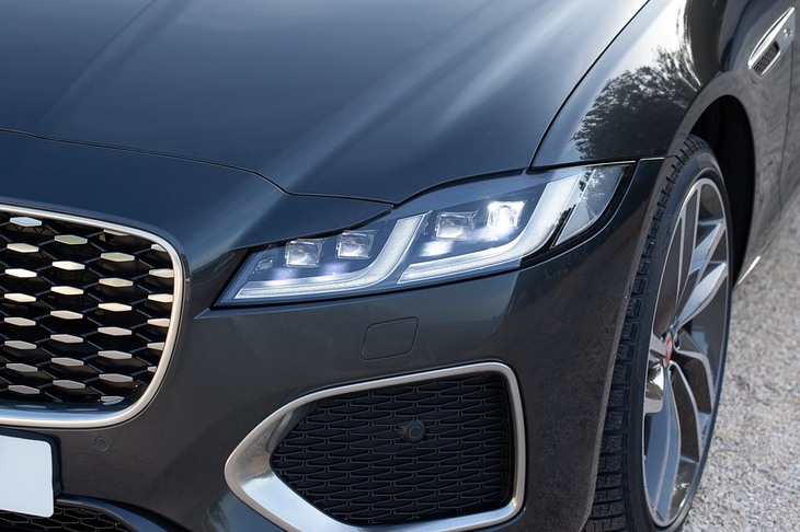 2021年モデルでは、ヘッドランプ内のグラフィックが変更された。