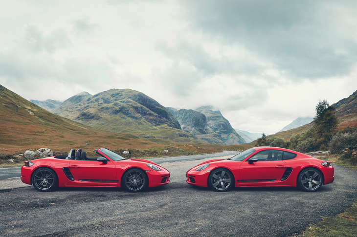1968年にデビューした「ポルシェ911 T」の精神を受け継ぐという「718ボクスターT」（写真左）と「718ケイマンT」（同右）。